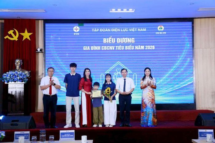 Gia đình đồng chí Cao Huy Phương - Công ty Thủy điện Bản Vẽ được biểu dương, khen thưởng