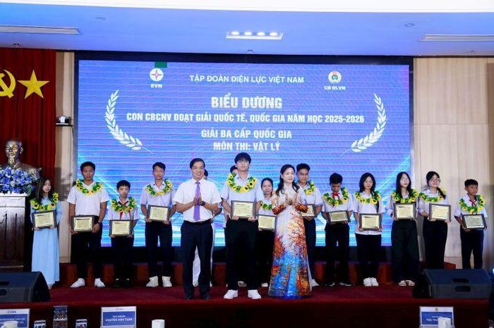 Cháu Nguyễn Trường Giang (từ nhất từ trái qua) được Tập đoàn Điện lực Việt Nam biểu dương khen thưởng