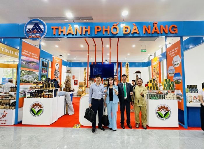 Ông Phương Đình Anh - Phó Chánh văn phòng Văn phòng Điều phối Trung ương Chương trình mục tiêu quốc gia (người thứ nhất bên trái) tham quan gian hàng Đà Nẵng.
