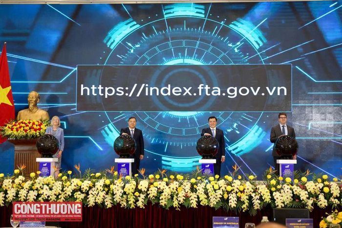 Phó Thủ tướng thường trực Chính phủ Phạm Gia Túc, Thứ trưởng Bộ Công Thương Nguyễn Sinh Nhật Tân cùng các đại biểu thực hiện nghi thức khai trương Trang thông tin điện tử về FTA Index.