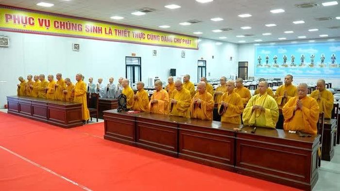 Chư tôn đức dâng hương cầu nguyện