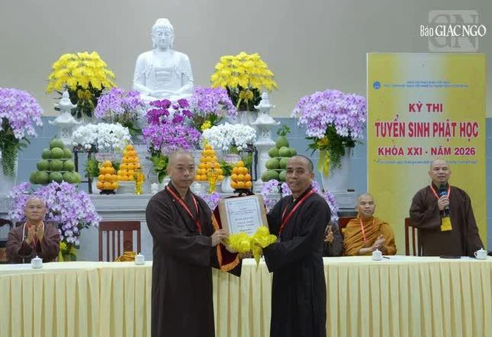 Chư tôn đức Hội đồng tuyển sinh trao đề thi đến Hội đồng coi thi