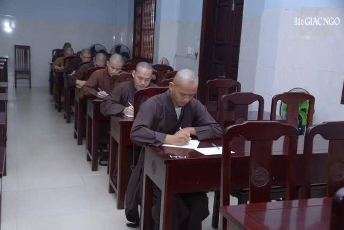 Thí sinh nghiêm túc làm bài thi
