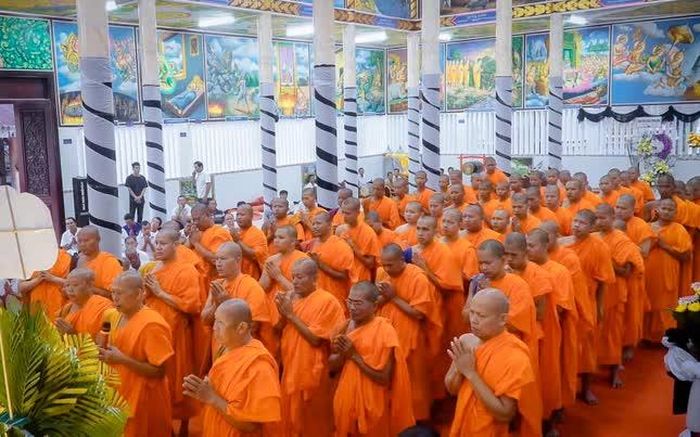 Chư tôn đức Ban Giám hiệu và chư Tăng Trường Trung cấp Phật học Nam tông Khmer tỉnh Kiên Giang nhất tâm cầu nguyện