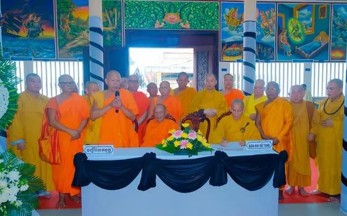 Chư tôn giáo phẩm ghi sổ tang lưu niệm và phân ưu cùng môn đồ pháp quyến
