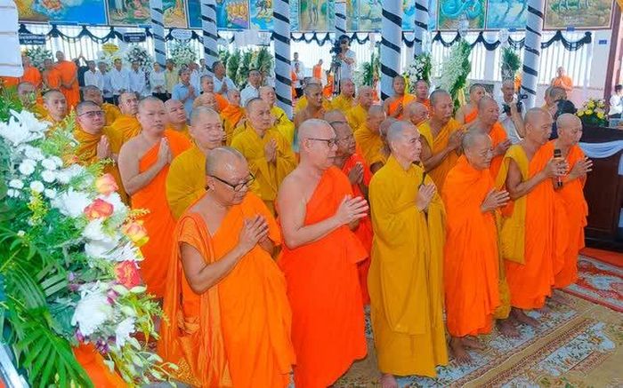 Chư tôn đức thành kính tưởng niệm