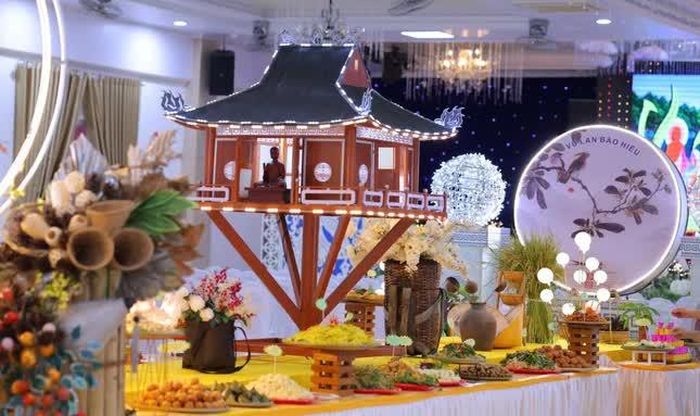 Không gian buffet chay với nhiều món ăn do chư Ni và Phật tử chuẩn bị với hình thức trang nhã