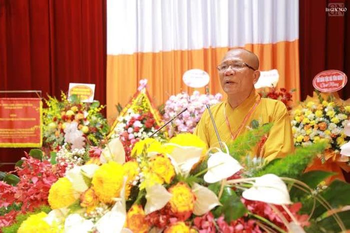 Thượng tọa Thích Đạo Hiển trình báo cáo tóm tắt công tác Phật sự nhiệm kỳ 2022-2026 và phương hướng hoạt động Phật sự nhiệm kỳ 2026-2031