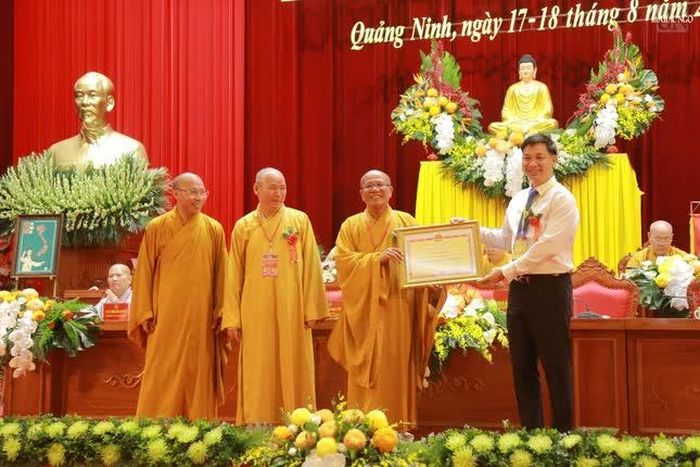 Thượng tọa Thích Đạo Hiển nhận Bằng khen của UBND tỉnh Quảng Ninh