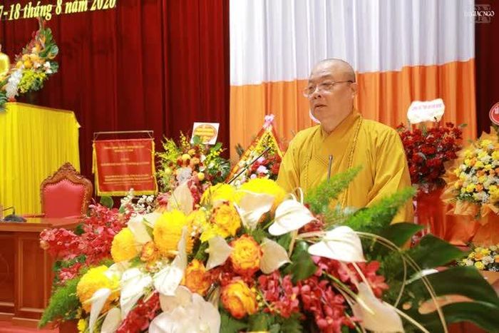 Trưởng lão Hòa thượng Thích Thanh Nhiễu ban đạo từ chứng minh