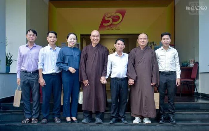 Lưu niệm trước trụ sở tòa soạn Báo Giác Ngộ