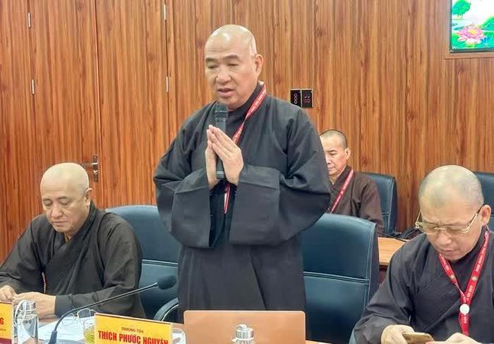 Thượng tọa Thích Phước Nguyên nêu nội dung buổi họp