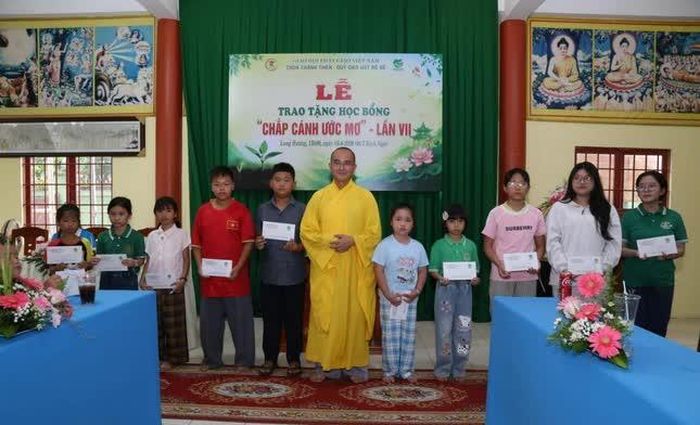 Trao học bổng đến các em 