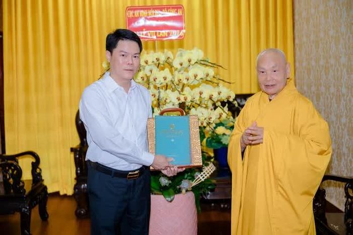Cục trưởng Cục An ninh nội địa - Bộ Công an thăm, chúc mừng Đại lễ Vu lan đến Trưởng lão Hòa thượng Thích Thiện Nhơn, Phó Pháp chủ HĐCM, Chủ tịch Hội đồng Trị sự GHPGVN - Ảnh: Đăng Huy