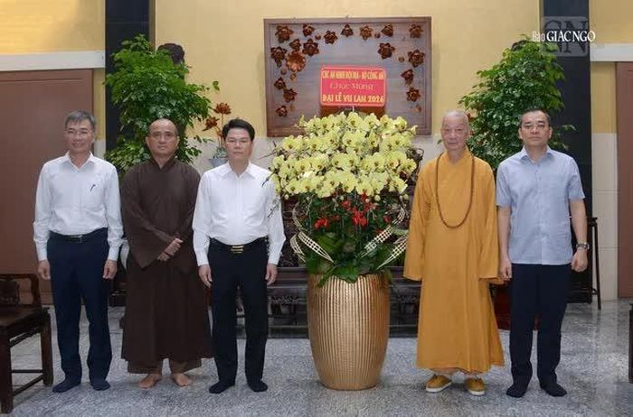 Lãnh đạo Cục An ninh nội địa - Bộ Công an thăm, chúc mừng Đại lễ Vu lan đến Đức Pháp chủ GHPGVN, Đại lão Hòa thượng Thích Trí Quảng