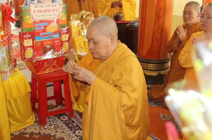 Ni trưởng Thảo Liên, trụ trì tịnh xá Ngọc Chiếu dâng hương tưởng niệm Ân sư