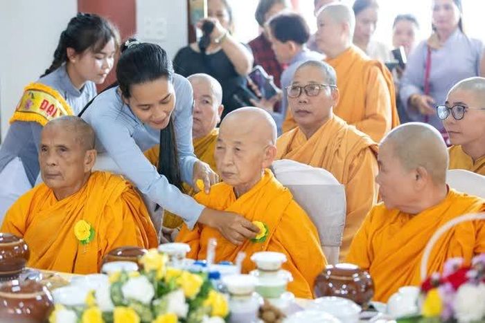 Nghi thức bông hồng cài áo