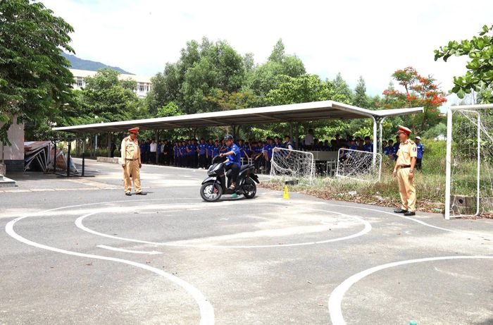 Học sinh Trường Cao đẳng Kỹ thuật Công nghệ Nha Trang thực hành kỹ năng lái xe an toàn trong chương trình tuyên truyền pháp luật về TTATGT. (Ảnh: Phường Nam Nha Trang).
