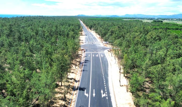 Một số đoạn trên tuyến đã hoàn thành sơn vạch kẻ đường. (Ảnh: Lê Danh)