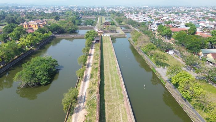Hệ thống kè đá hồ Ngoại Kim Thủy cũng xuất hiện tình trạng sụt lún, mất đá và mất liên kết. Một số đoạn lan can bị cong vênh, biến dạng, ảnh hưởng đến cảnh quan và sự an toàn của công trình.