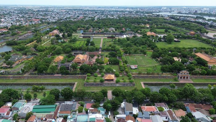 Theo ghi nhận của PV, tường Hoàng thành bao quanh khu vực Đại nội Huế thuộc vòng thành thứ hai bên trong, có chức năng bảo vệ các cung điện quan trọng nhất của triều đình, các miếu thờ tổ tiên và bảo vệ, nơi dành riêng cho vua và hoàng gia.