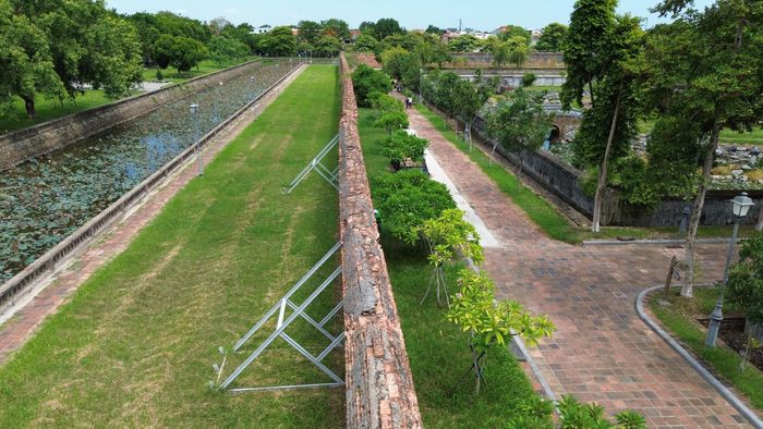 Sau một thời gian dài sử dụng, với thời tiết khắc nghiệt ở Huế và mưa lũ kéo dài gây ngập úng, làm nước ngấm sâu vào kết cấu gây xói mòn chân tường khiến Hoàng thành Huế xuống cấp, hư hỏng rất nghiêm trọng.
