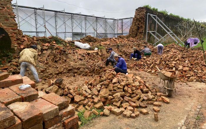 Mưa lũ cuối năm 2025, làm đoạn tường Hoàng thành Huế dài khoảng 15m tường Hoàng thành bị sập. Sau đó, cơ quan chức năng triển khai các biện pháp khắc phục khẩn cấp và mới đưa vào khai thác trong tháng 6/2026.