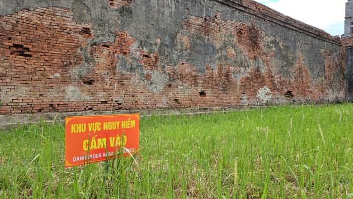 Ngoài sử dụng giá chống đỡ, đơn vị quản lý còn cắm các biển báo "khu vực nguy hiểm" để người dân, du khách hạn chế vào khu vực này.