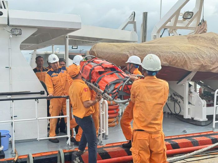 Lực lượng chuyên ngành tìm kiếm cứu nạn hàng hải bàn giao nạn nhân cho các lực lượng chức năng.