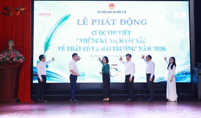 Ban tổ chức thực hiện nghi thức phát động Cuộc thi viết "Những kỷ niệm sâu sắc về thầy cô và mái trường" năm 2026.