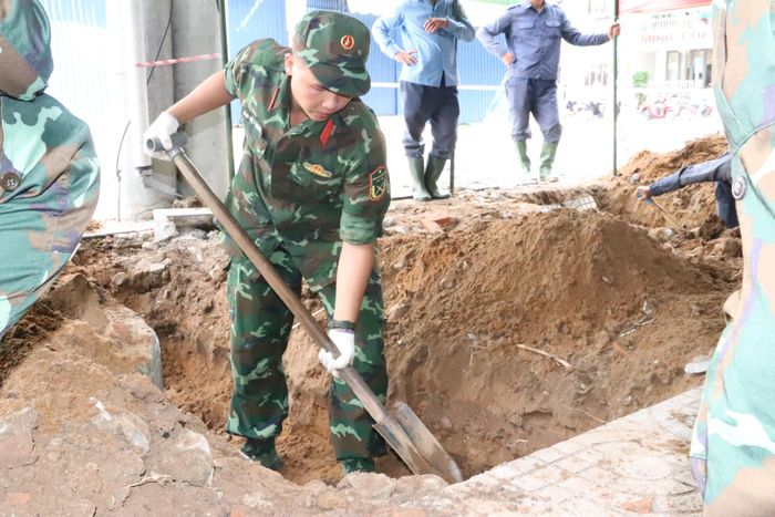 Lực lượng làm nhiệm vụ cẩn trọng mở từng lớp đất.
