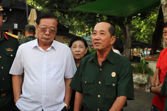 Các cựu chiến binh, cũng là các nhân chứng đã chứng kiến vụ việc có mặt từ rất sớm, hỗ trợ cơ quan chức năng xác định vị trí.