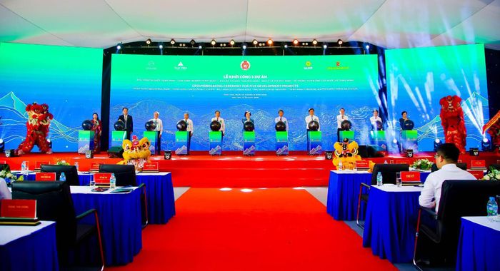 Khoảnh khắc tuyên bố khởi công 05 dự án.