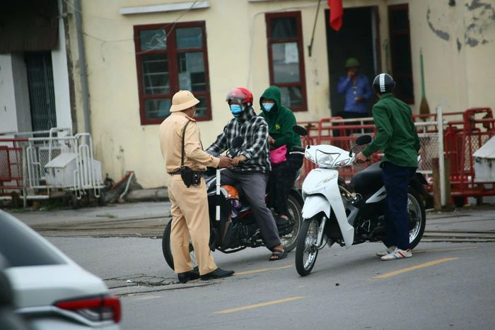 Ngăn chặn và xử lý việc người dân tự ý băng qua đường sắt. (Ảnh: Công an Hà Nội).