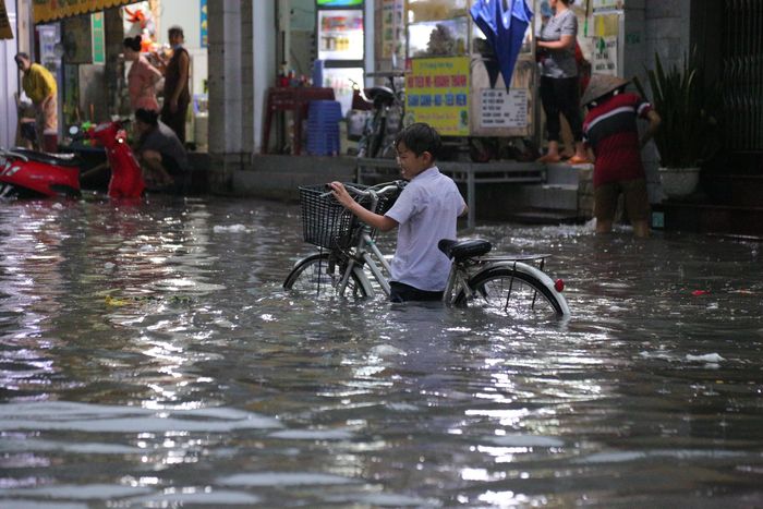 Khu vực chợ Thủ Đức thường ngập sâu sau mưa khiến cuộc sống và hoạt động kinh doanh của người dân bị ảnh hưởng.