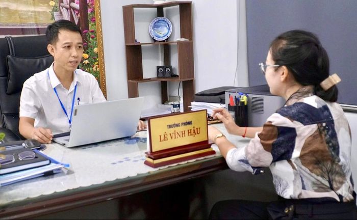 Ông Lê Vĩnh Hậu, Trưởng phòng Kinh tế - Hạ tầng xã Tây Sơn trao đổi với PV Báo Xây dựng về quá trình áp dụng AI trong quản lý hồ sơ đất đai tại địa phương.