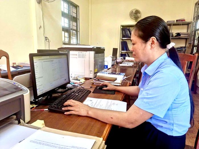 Chị Phạm Thị Thủy, chuyên viên Phòng kinh tế xã Ia Hrung sử dụng AI trong quá trình thực hiện hồ sơ, thủ tục đất đai.