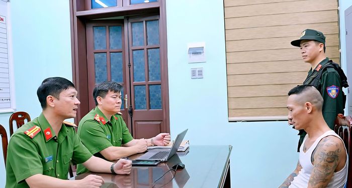 Đối tượng Nguyễn Văn Thùy tại cơ quan công an. (Ảnh Công an Ninh Bình)