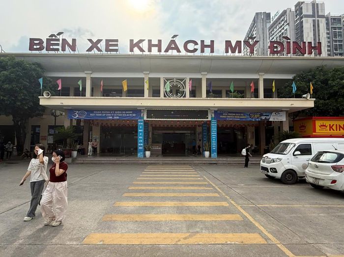Sáng nay (18/8), có mặt tại các bến xe lớn của Hà Nội như Mỹ Đình, Giáp Bát..., PV Báo Xây dựng ghi nhận công tác chuẩn bị đang được khẩn trương triển khai. Các bến xe chủ động bố trí phương tiện, nhân lực, đồng thời tăng cường các giải pháp bảo đảm an ninh trật tự, an toàn giao thông, sẵn sàng đáp ứng nhu cầu đi lại của người dân.