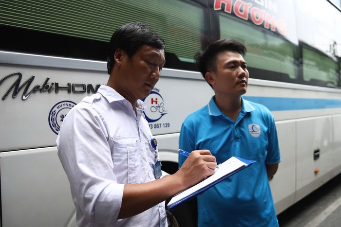 Ông Trần Mạnh Hà, Phó Giám đốc Bến xe Giáp Bát, cho biết đơn vị thường xuyên tuyên truyền, nhắc nhở các doanh nghiệp vận tải và lái xe chấp hành nghiêm các quy định trong quá trình phục vụ hành khách. Đặc biệt, công tác bảo đảm an toàn phương tiện được chú trọng ngay từ khâu kiểm tra trước khi xe xuất bến. Các phương tiện phải đáp ứng đầy đủ điều kiện theo quy định; các trang thiết bị an toàn như bình chữa cháy, cửa thoát hiểm... cũng được kiểm tra, nhắc nhở thường xuyên. Theo ông Hà, việc kiểm soát được thực hiện ngay từ đầu. Những phương tiện không bảo đảm điều kiện an toàn sẽ không được phép xuất bến. Đây là một trong những khâu quan trọng nhằm hạn chế nguy cơ mất an toàn khi lượng phương tiện và hành khách tăng cao trong dịp nghỉ lễ.