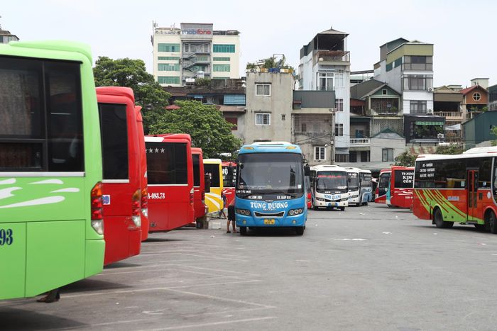 Tại bến xe Giáp Bát, công tác chuẩn bị đang được triển khai theo hướng chủ động phương tiện, tăng cường kiểm soát điều kiện an toàn trước khi xe xuất bến.