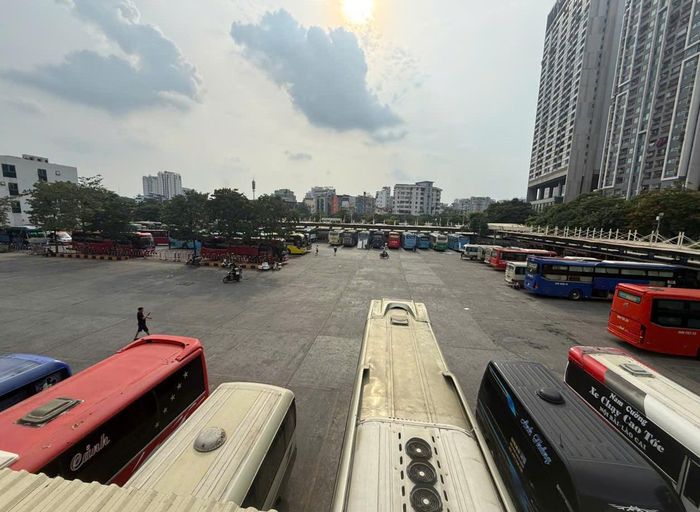 Trong sân Bến xe Mỹ Đình, nhiều xe khách đi các tỉnh đã tập trung, sẵn sàng phục vụ nhu cầu đi lại tăng cao của người dân trong dịp nghỉ lễ.