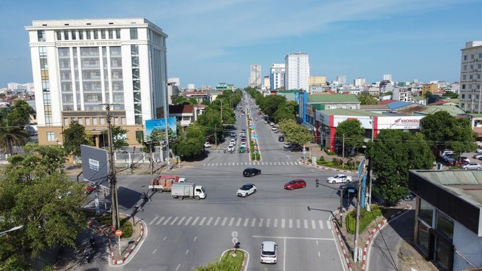 Tuyến đường này kết nối Ga Vinh, giao cắt với QL1 trong nội đô (đường Lê Lợi - Mai Hắc Đế) và các trục giao thông Bắc - Nam quan trọng khác như: Nguyễn Văn Cừ - Hà Huy Tập, Lê Nin, Nguyễn Phong Sắc - Lê Viết Thuật (ĐT535), Vạn Xuân (đường 35m) và thông ra đường ven sông Lam (QL46C).