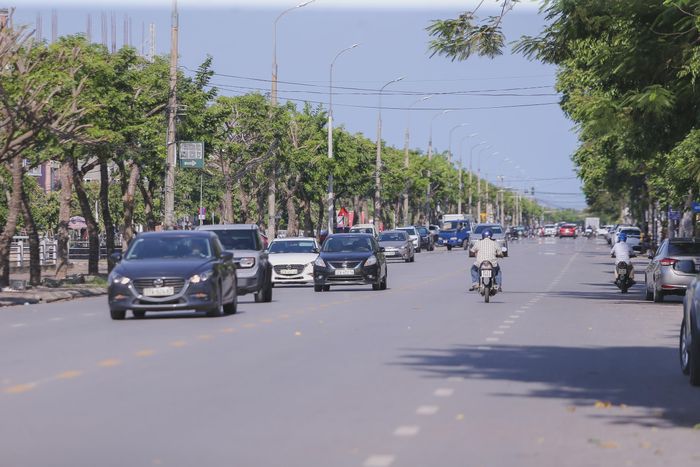 Ngày 17/8, có mặt trên tuyến đường này, PV Báo Xây dựng ghi nhận lưu lượng phương tiện trên tuyến rất lớn.