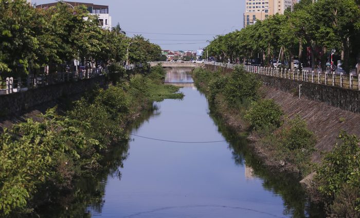 Theo phương án điều chỉnh, toàn bộ tuyến Kênh Bắc nước đen ngòm bốc mùi hôi thối cũng nằm trong phạm vi quy hoạch (đoạn từ đường Nguyễn Văn Cừ đến hồ điều hòa Hưng Hòa), sẽ được ngầm hóa hoàn toàn.