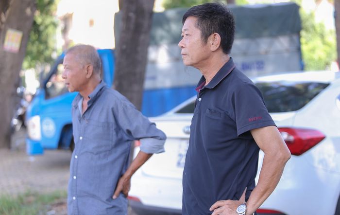 Cùng quan điểm, ông Lê Kim Sơn (66 tuổi, trú ở Hưng Lộc, phường Vinh Lộc) cho biết: Tuyến đường Nguyễn Sỹ Sách sẽ đâm ra cầu Bến Thuỷ 3 nên giải pháp cải tạo, mở rộng là hoàn toàn đúng đắn. Tương lai đây sẽ là tuyến đường đẹp nhất, là trục giao thông đặc biệt quan trọng ở Vinh.