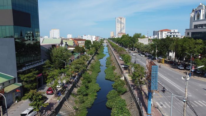 Trong khi đó, Kênh Bắc đoạn đoạn từ nút giao đường Nguyễn Văn Cừ - Hà Huy Tập xuống đến đường 35m (đoạn được đề xuất cải tạo) đang để hở.