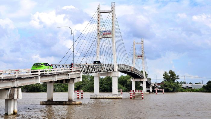 Sau nhiều năm đưa vào khai thác, cầu treo Rạch Ráng đã cho thấy dấu hiệu xuống cấp.