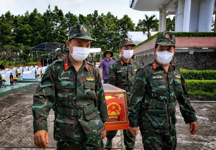 Lực lượng làm nhiệm vụ thuộc Ban Chỉ đạo 515 tỉnh An Giang đã mở 707 phần mộ tại Nghĩa trang liệt sĩ phường Hà Tiên, trong đó có 577 phần mộ lấy được mẫu ADN.