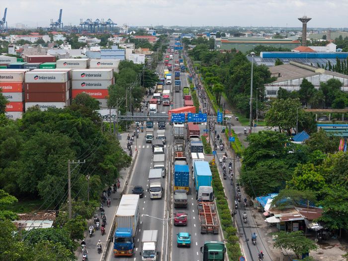 Khu Đông TP.HCM không chỉ phục vụ xe ra vào cảng mà còn là cửa ngõ trung chuyển hàng hóa liên vùng. Nhiều xe container từ miền Tây đi Đồng Nai, miền Trung, miền Bắc và ngược lại phải qua khu vực này, làm gia tăng áp lực giao thông. (Trong ảnh, dòng xe container đông đúc lưu thông trên đường Nguyễn Thị Định, hướng vào cảng Cát Lái).